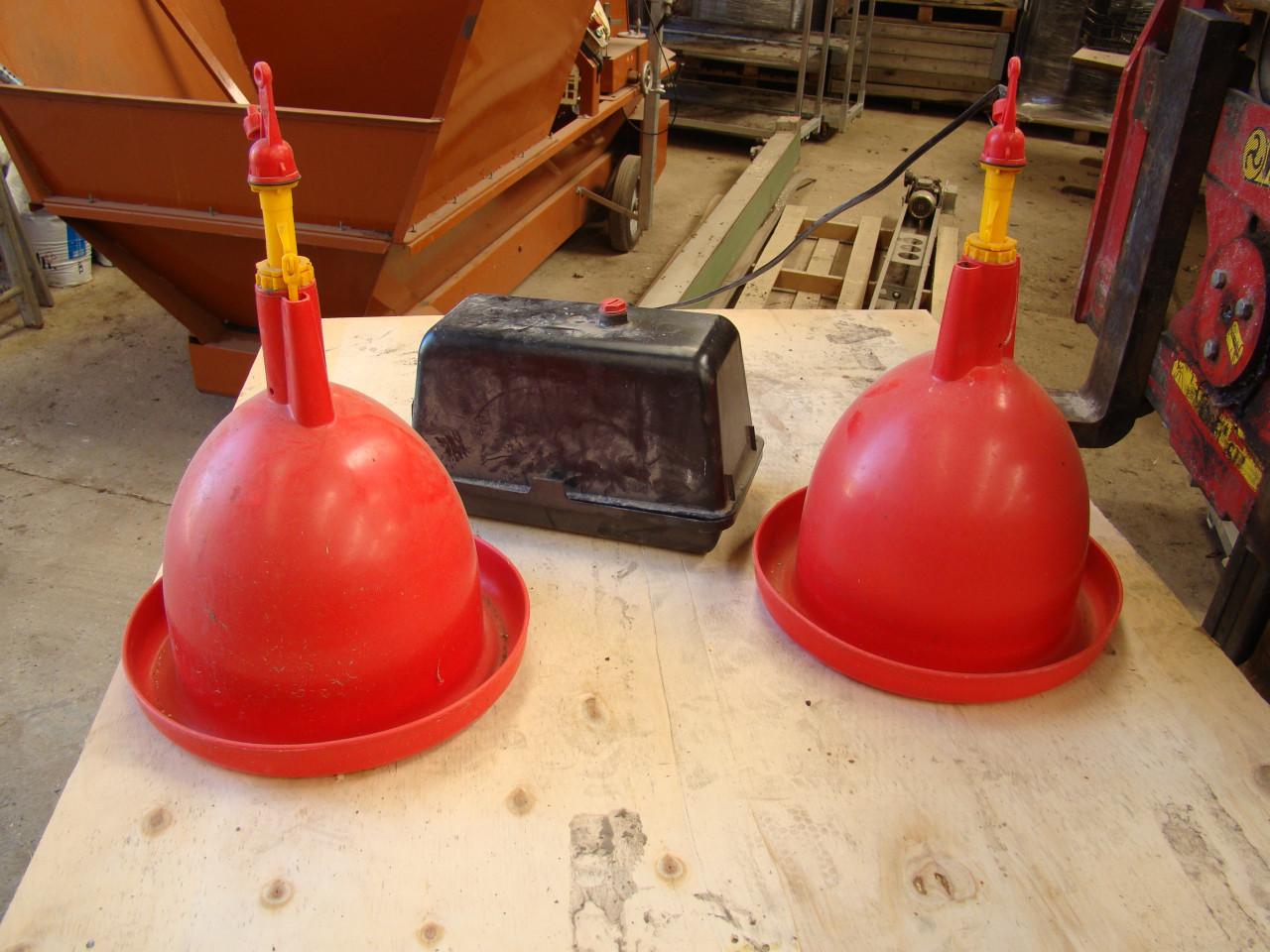 Kippenvoerstation, drinkbakken met vlotter.