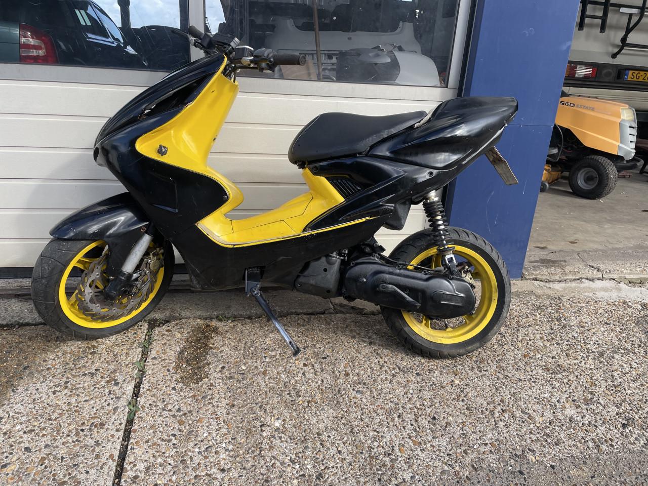Yamaha scooter met werk