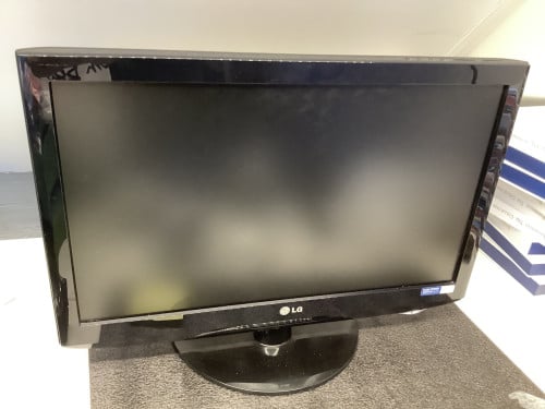 Tv van LG, 22 inch. Gebruikt als game-monitor. Bediening zit boven op de tv