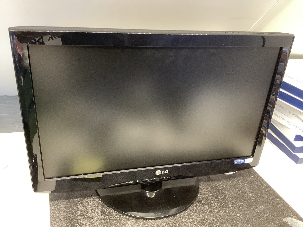 Tv van LG, 22 inch. Gebruikt als game-monitor. Bediening zit boven op de tv