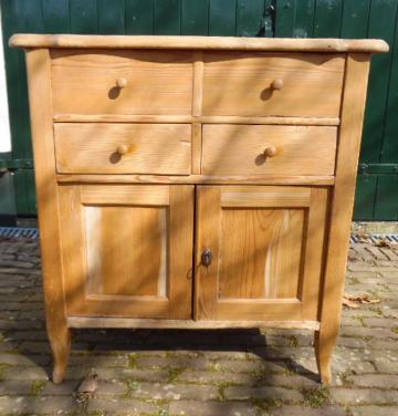 Antiek kastje grenenhout