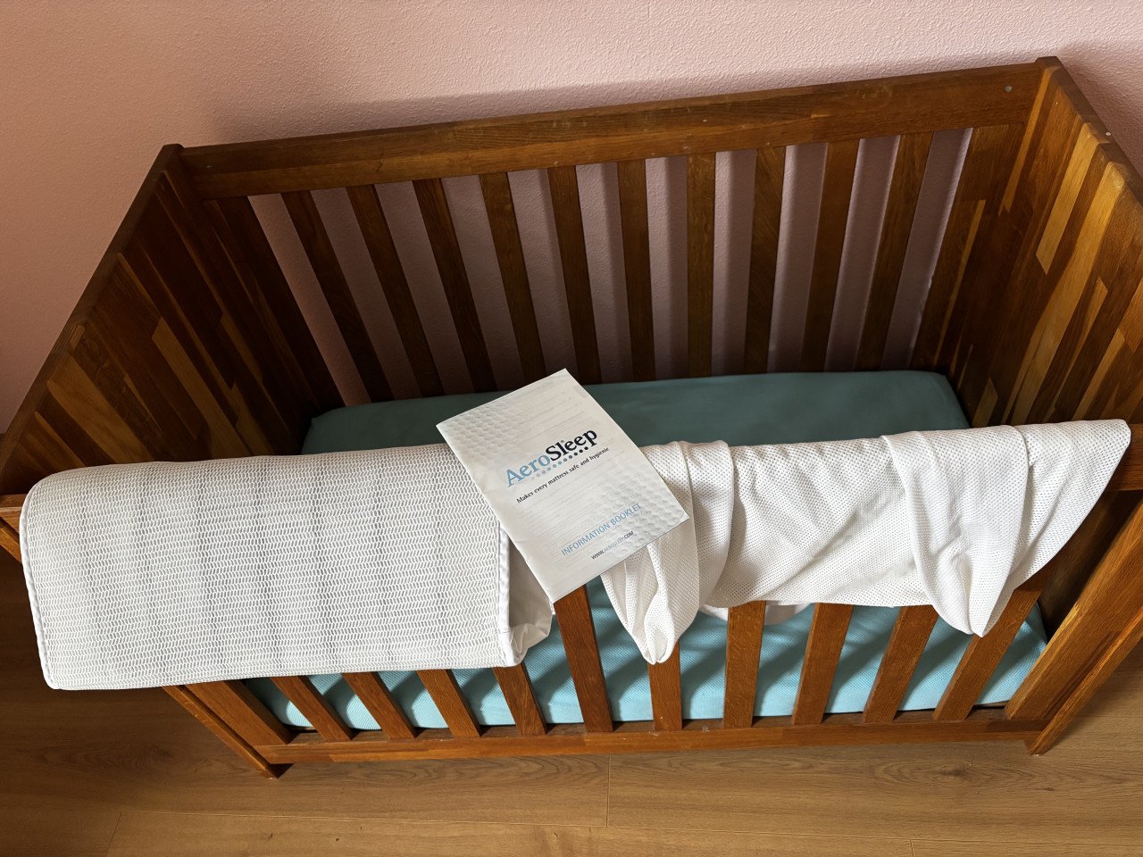 Degelijke houten Babykamer meubelset (ledikant, commode)