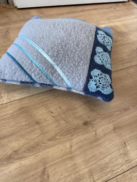 Kussen van vintage deken 40cm bij 40cm (zolderopruiming)