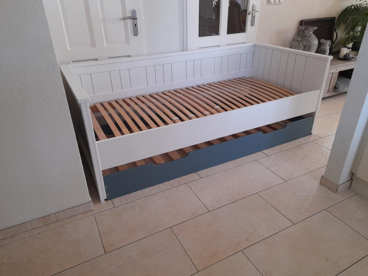 Stevig bed met onderschuif bed 90 x 200 (in goede staat)