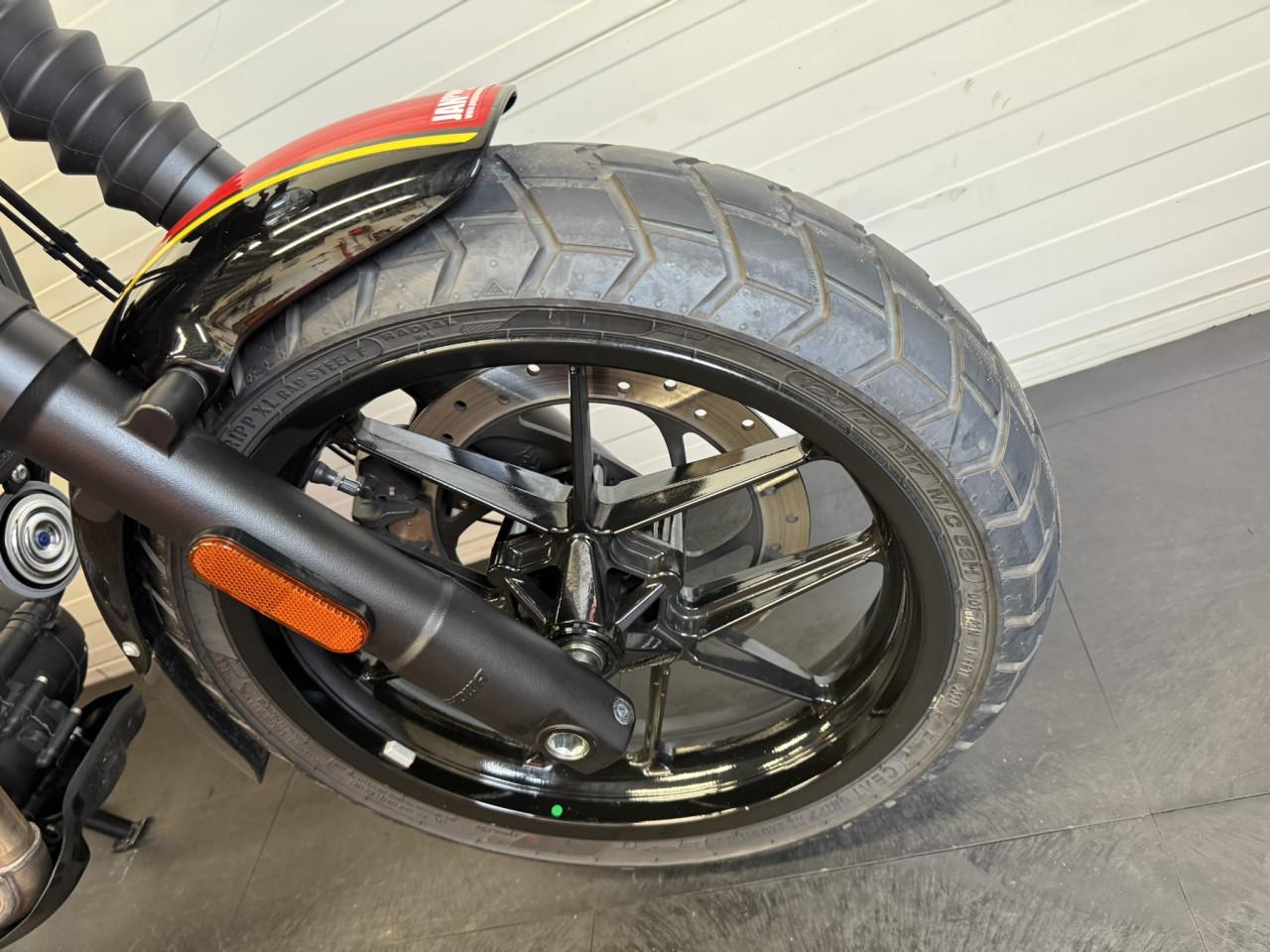 Jonge en gave Royal Enfield Guerrilla 450!