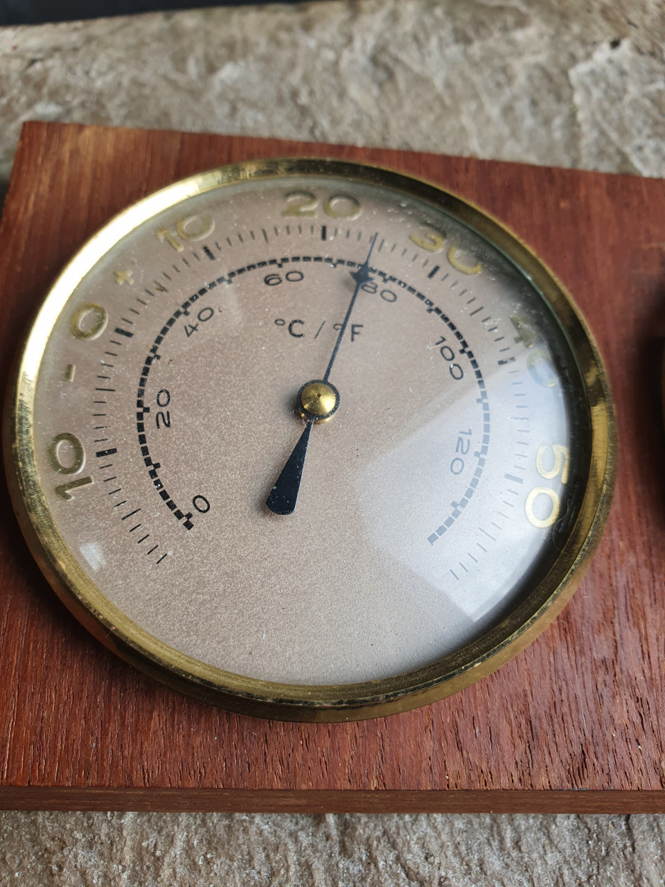 Leuke antieke weerstation, thermometer en hygrometer, in werkende staat