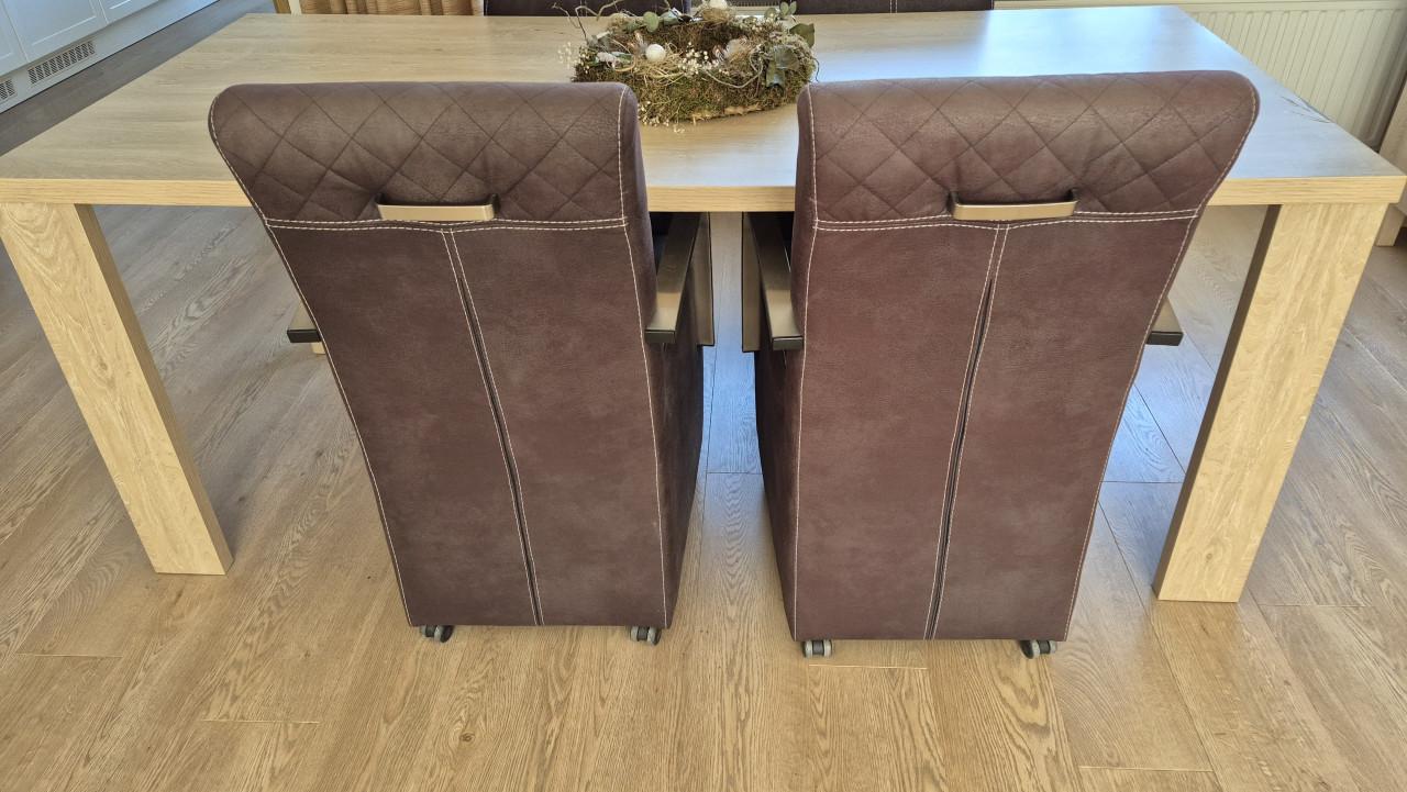 Tafel met stoelen