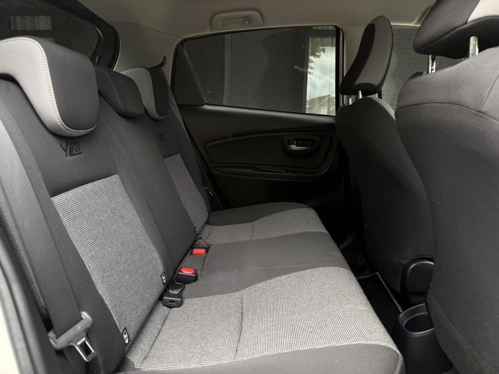 Toyota Yaris 1.5 hybrid - luxe y20 uitvoering - parelmoer wit -