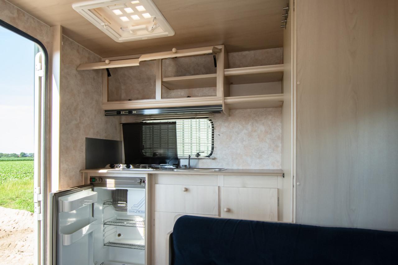 Nette caravan Caravelair Bamba de Luxe met stalling