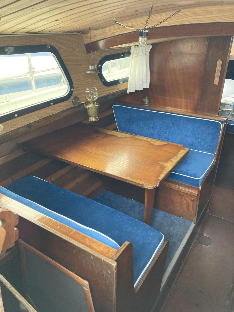 Zeilboot met strijkbare mast