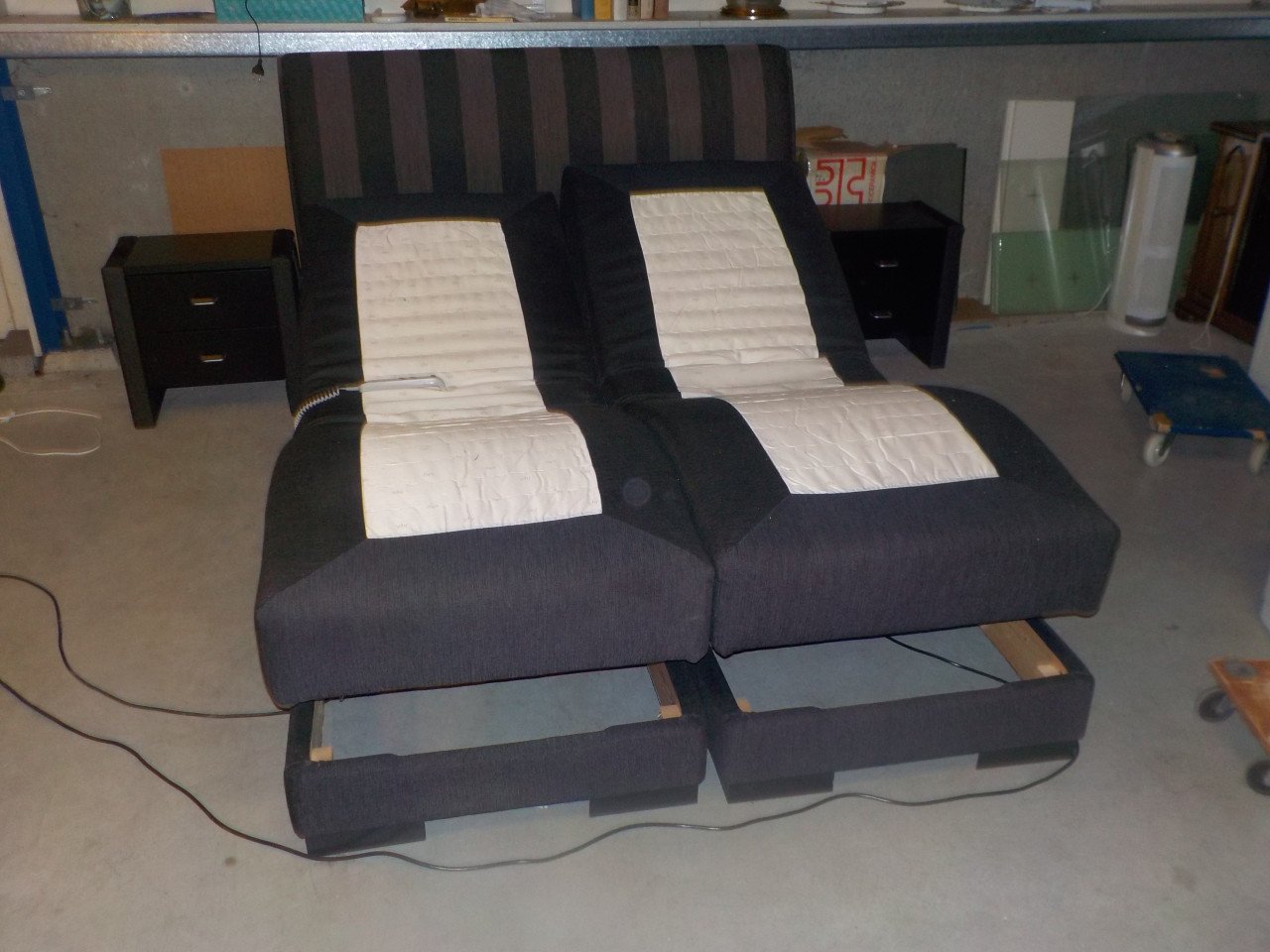 2 elektrische boxsprings met hoog hoofdeind en 2 nachtkastjes in nieuwstaat