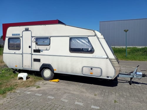 Gezinscaravan Kip 48T van 1990 met zonnepaneel