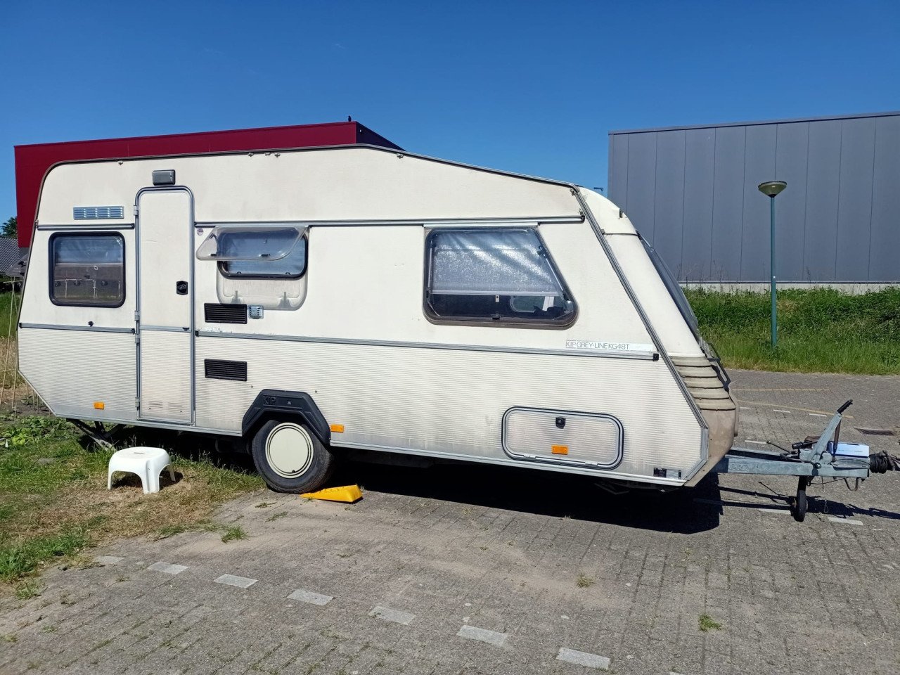 Gezinscaravan Kip 48T van 1990 met zonnepaneel