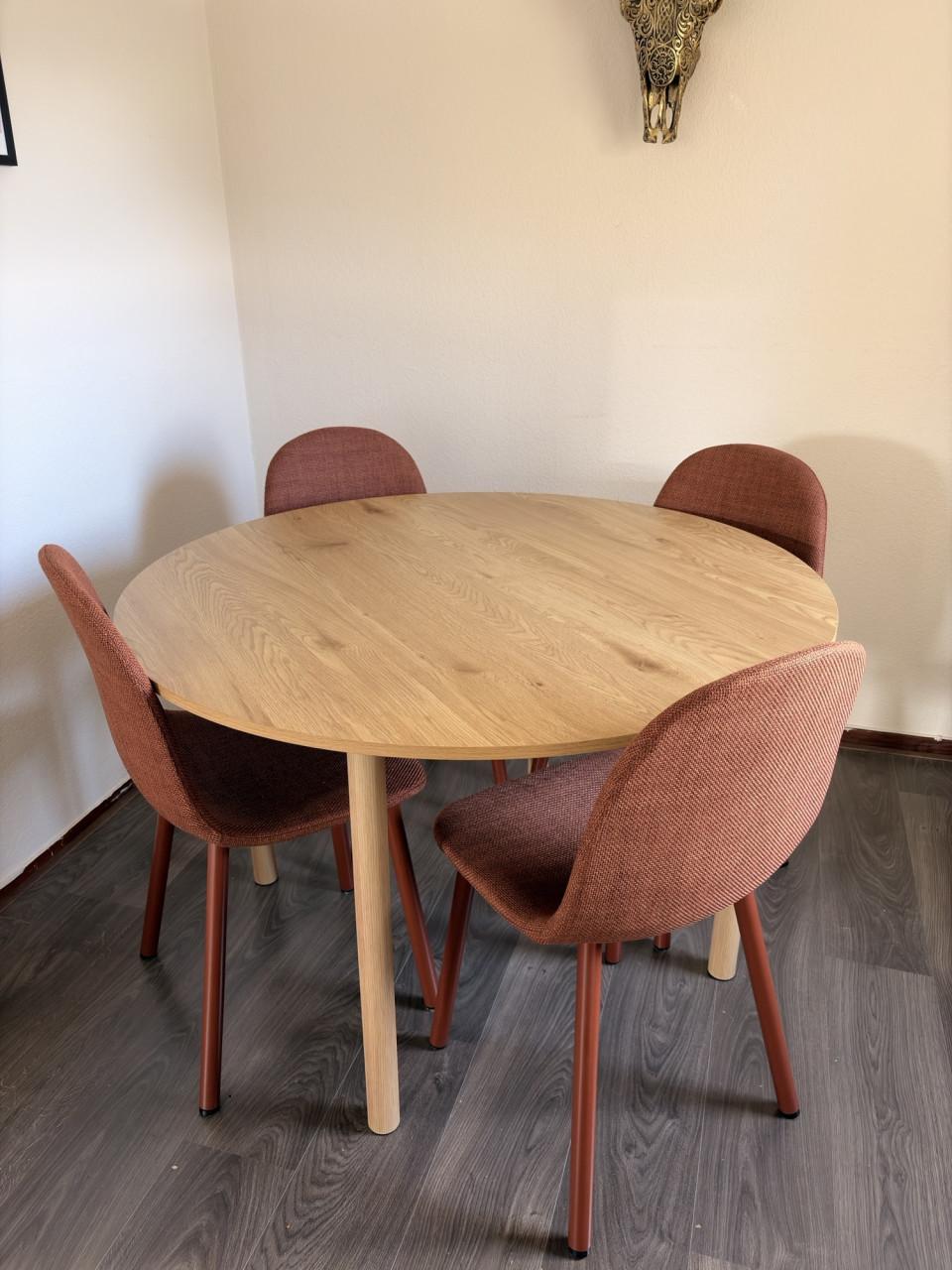 Eettafel Ø120 cm + 4 eetkamerstoelen – Zo goed als nieuw!
