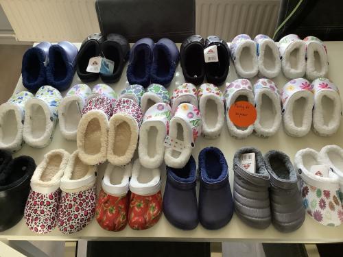 Partij leuke gevoerde klompen. ( partij 65)