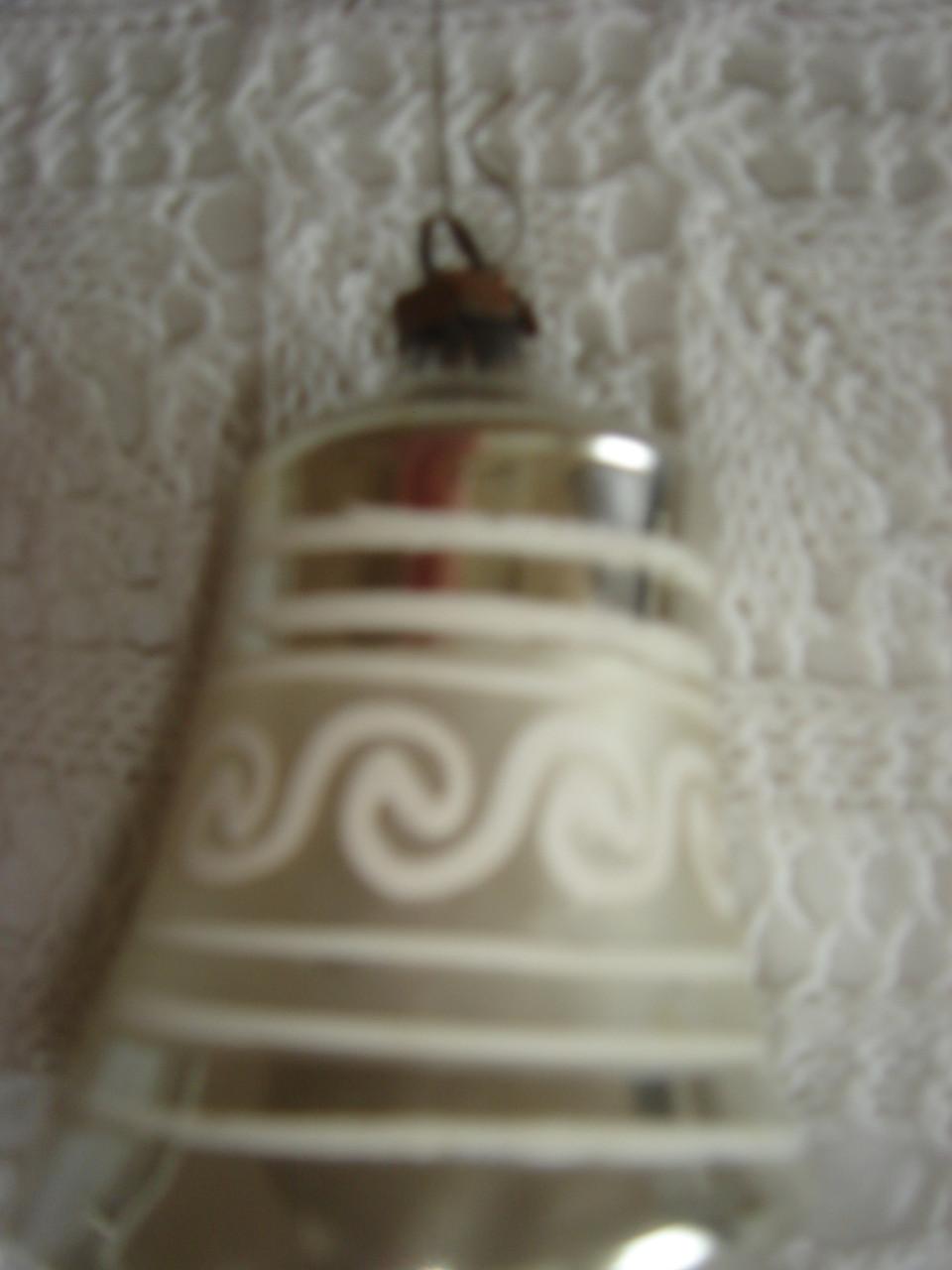 Te koop Oude glazen zilveren kerstversieringen klokje en kerstman