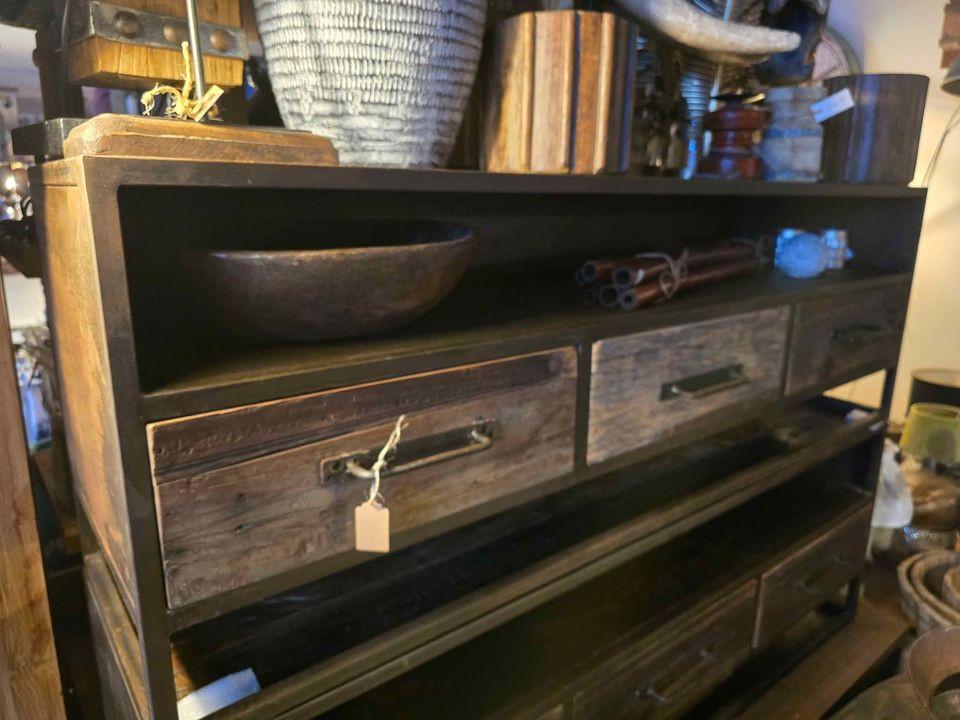 DECO MAAR OOK VOOR, KASTEN, STOELEN, BANKEN BENT U BIJ 3Z FACTORY AAN HET