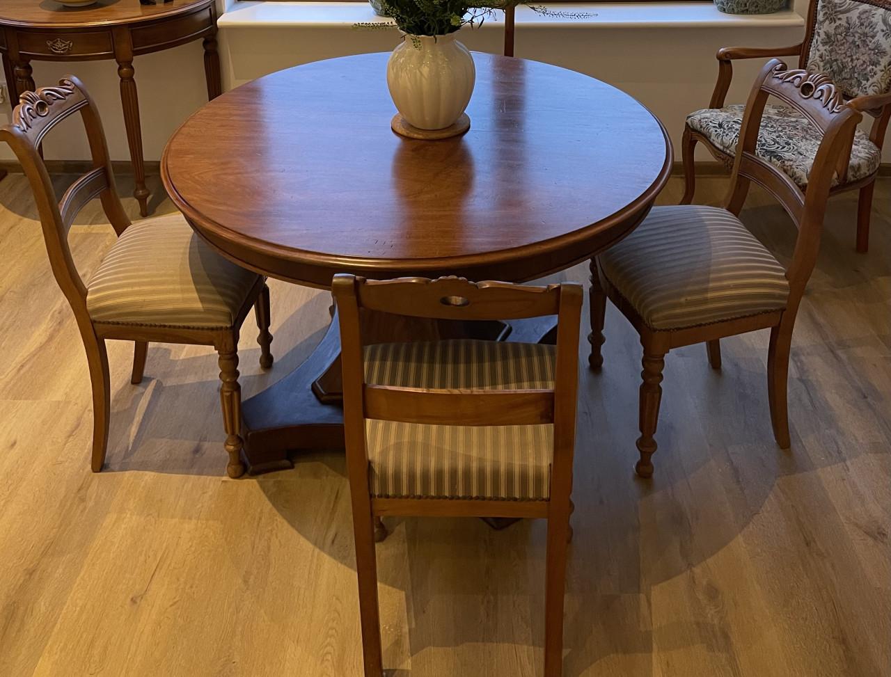 Antieke eettafel met 4 stoelen