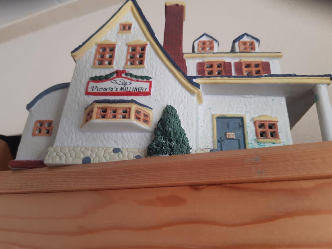 3 kleurrijke KERSTHUISJES