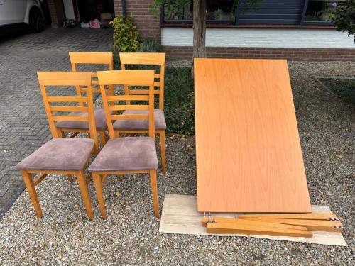 Keukentafel met 4 stoelen