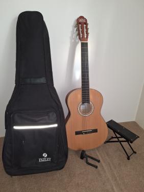 Akoestische gitaar met draagtas