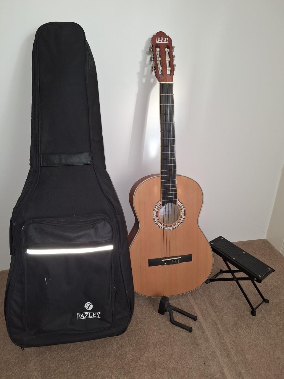 Akoestische gitaar met draagtas