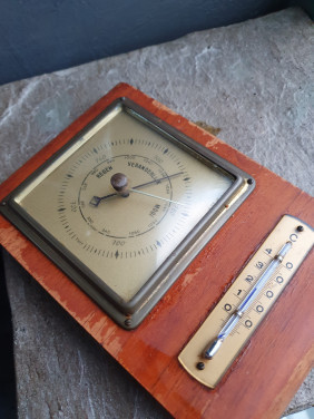 Antiek houten barometer/thermometer jaren 60 in werkende staat...