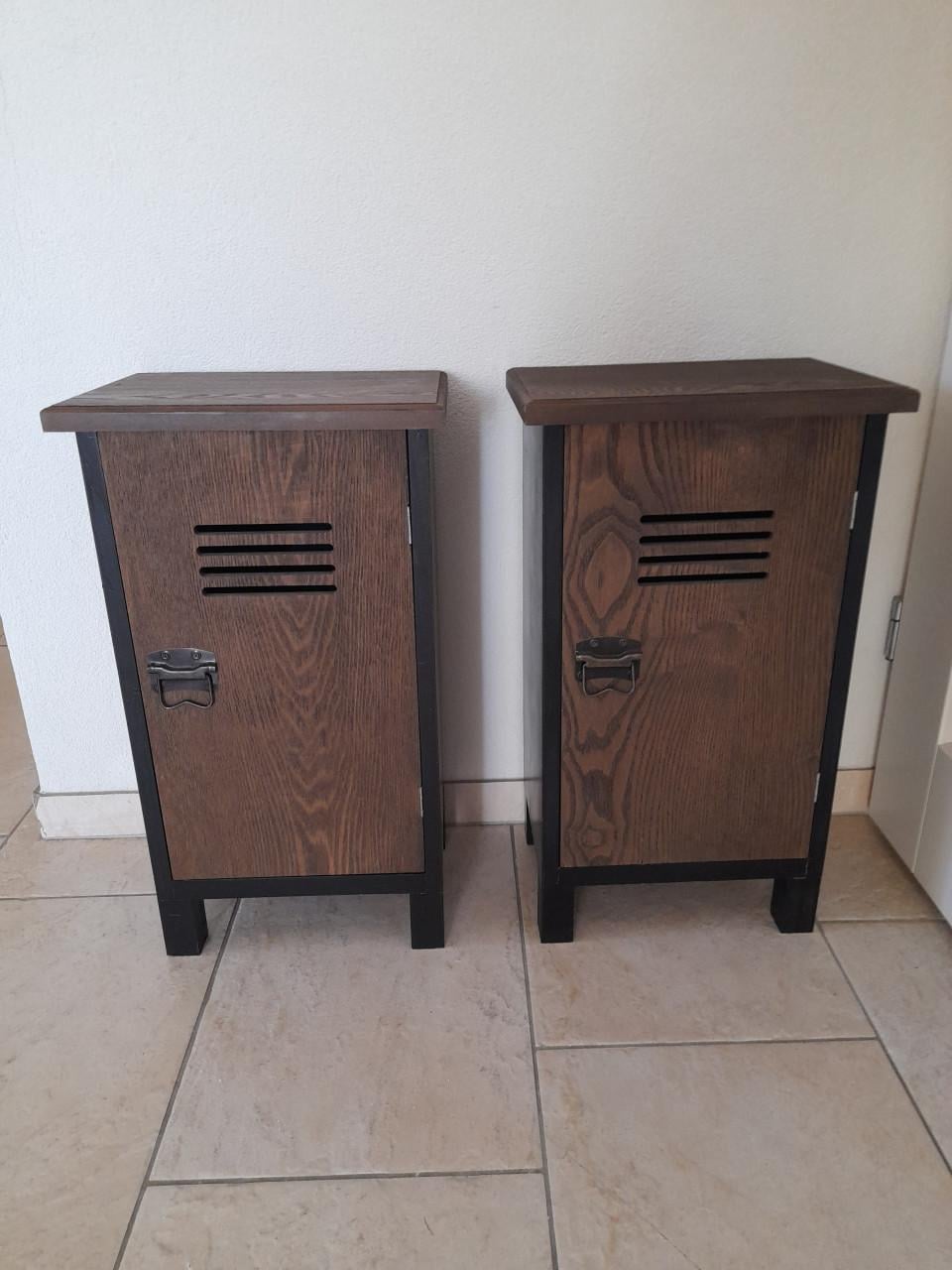 2 Nachtkastjes ( in goede staat ) 34 x 24 x 60H