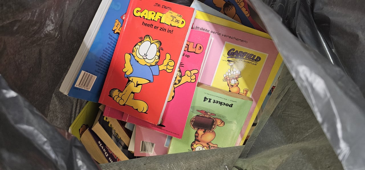 Volle vuilniszak garfield pockets en albums
