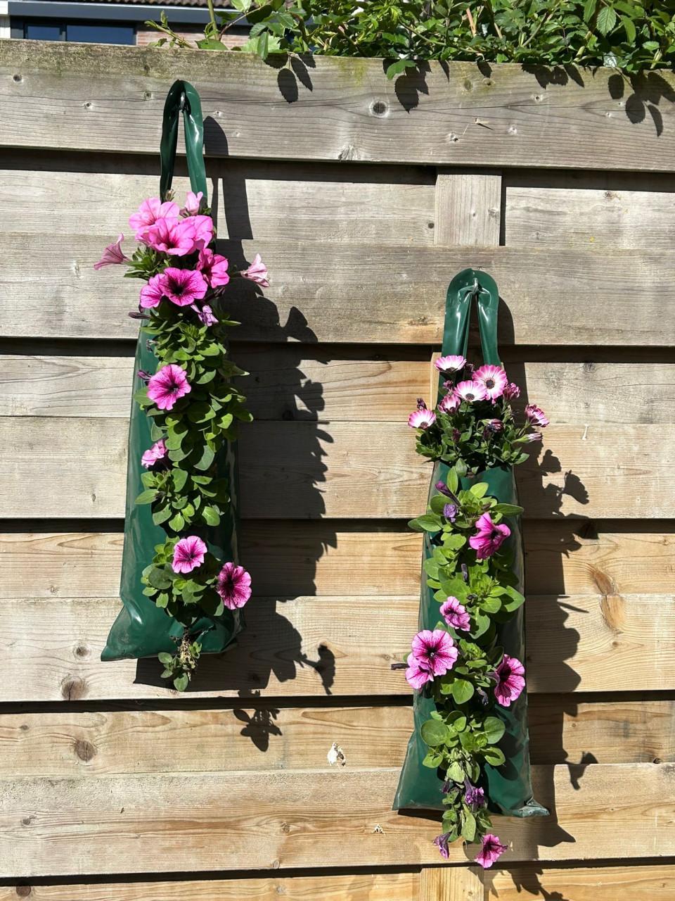 Hangzakken met plantjes tbv het goede doel