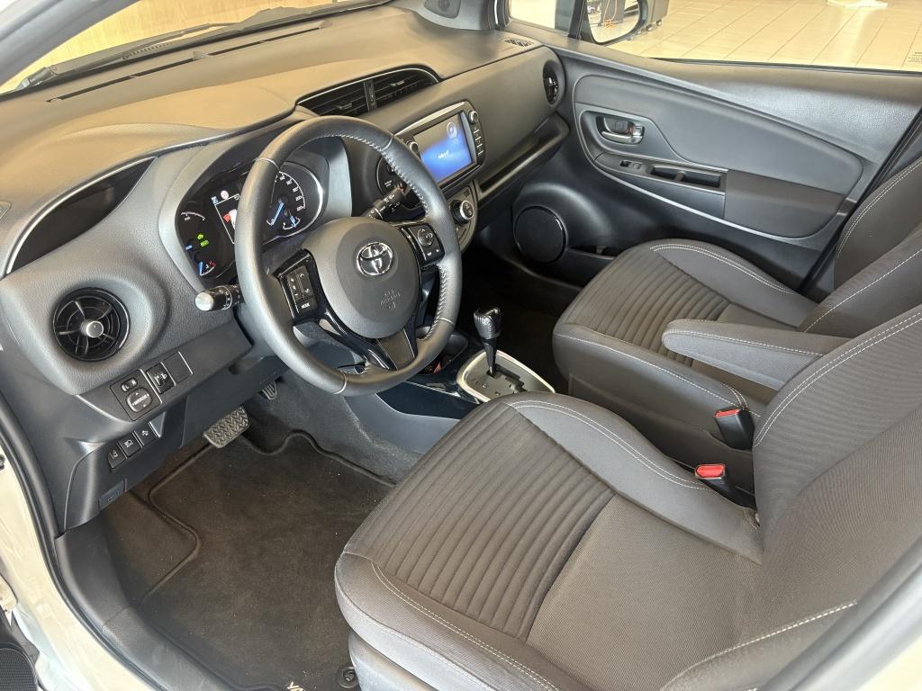 Toyota Yaris 1.5 hybrid bi-tone