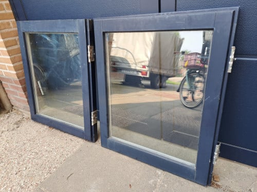 Te koop raam met dubbel glas