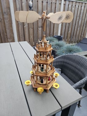 Prachtige grote duitse houten kerstpiramide afkomstig uit het ertsgebergte