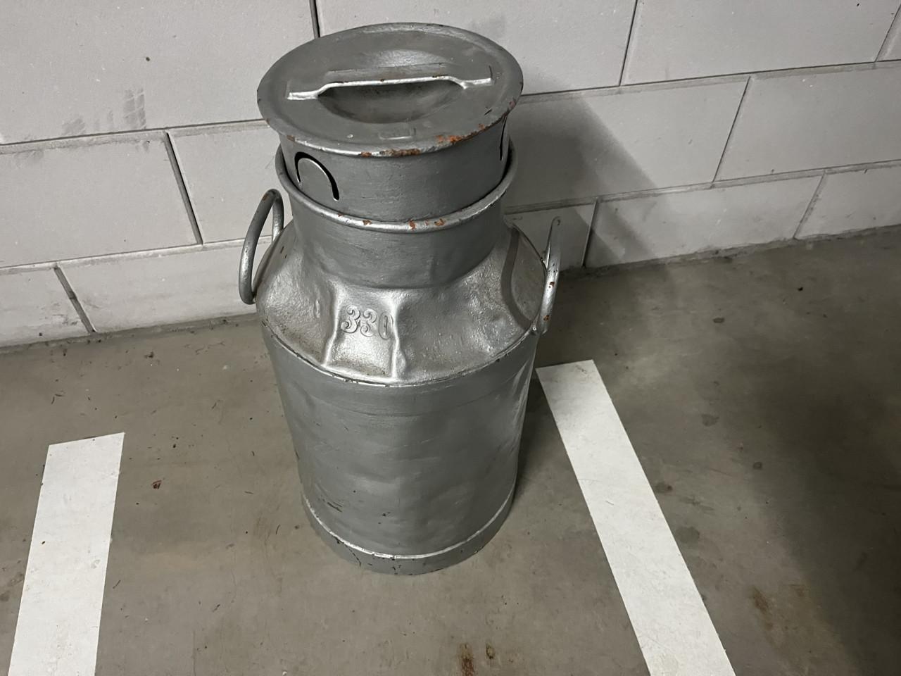 2 Melkbussen, metaal