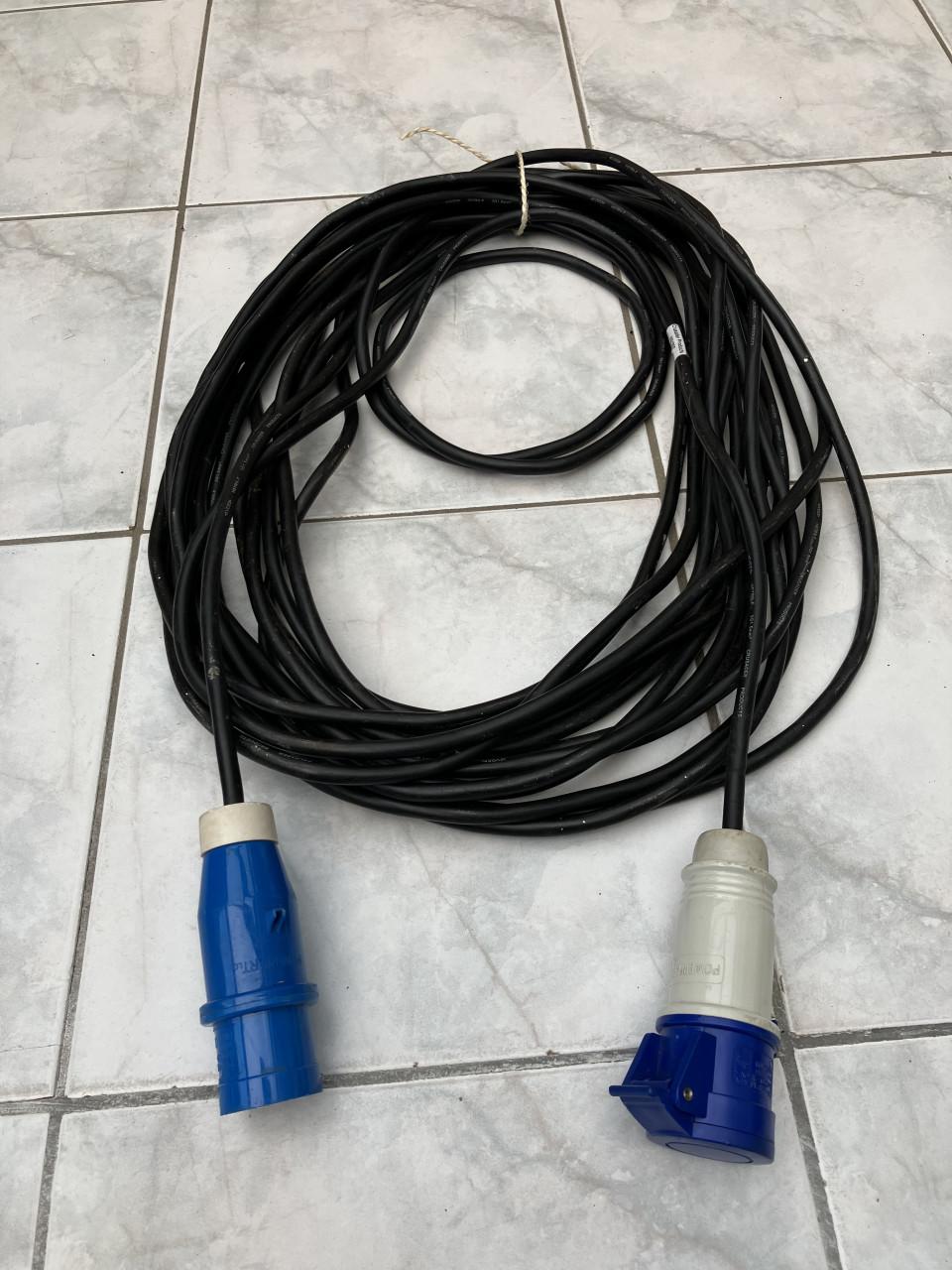Campingkabel met CEE stekker.