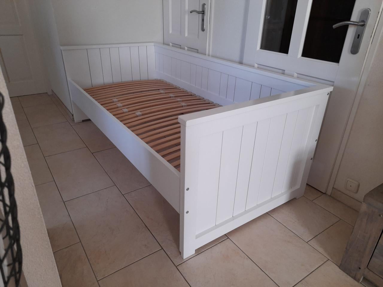 Stevig bed met onderschuif bed 90 x 200 (in goede staat)