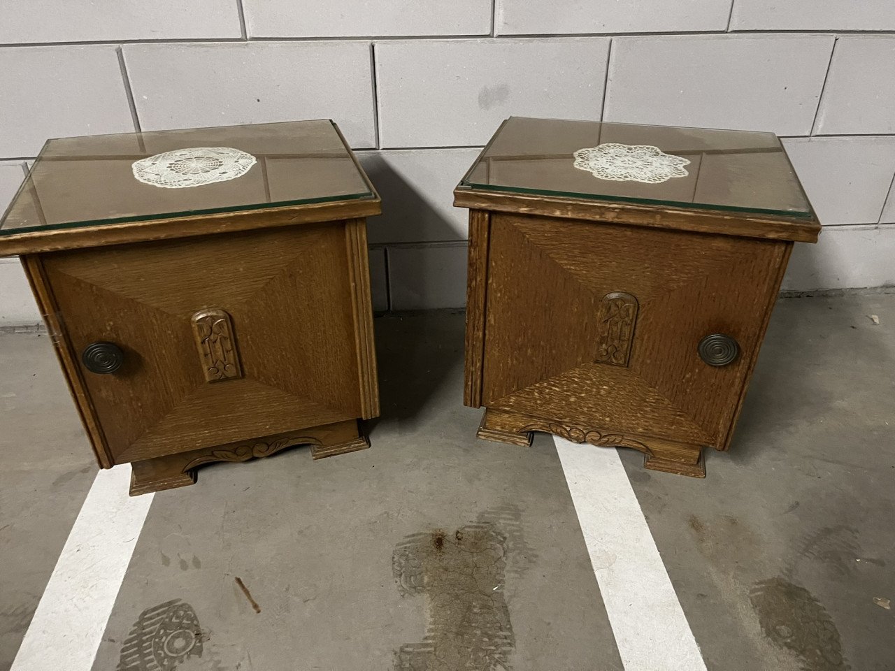 2 Vintage nachtkastjes met glazen plaat