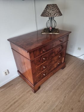 Mahoniehouten kastje met 4 lades