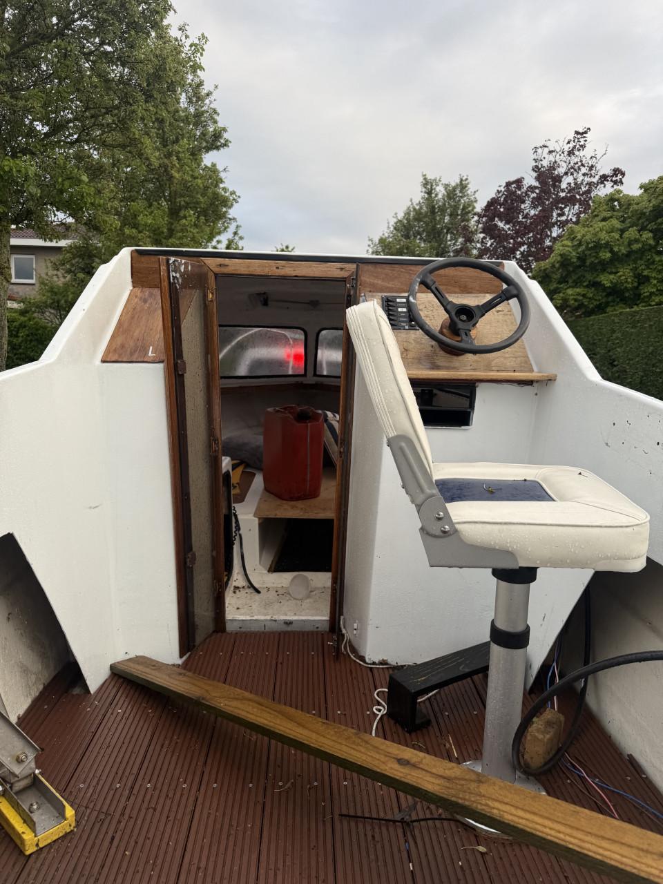 Kajuitboot met stoel en nieuwe vlonder incl stuur inrichting