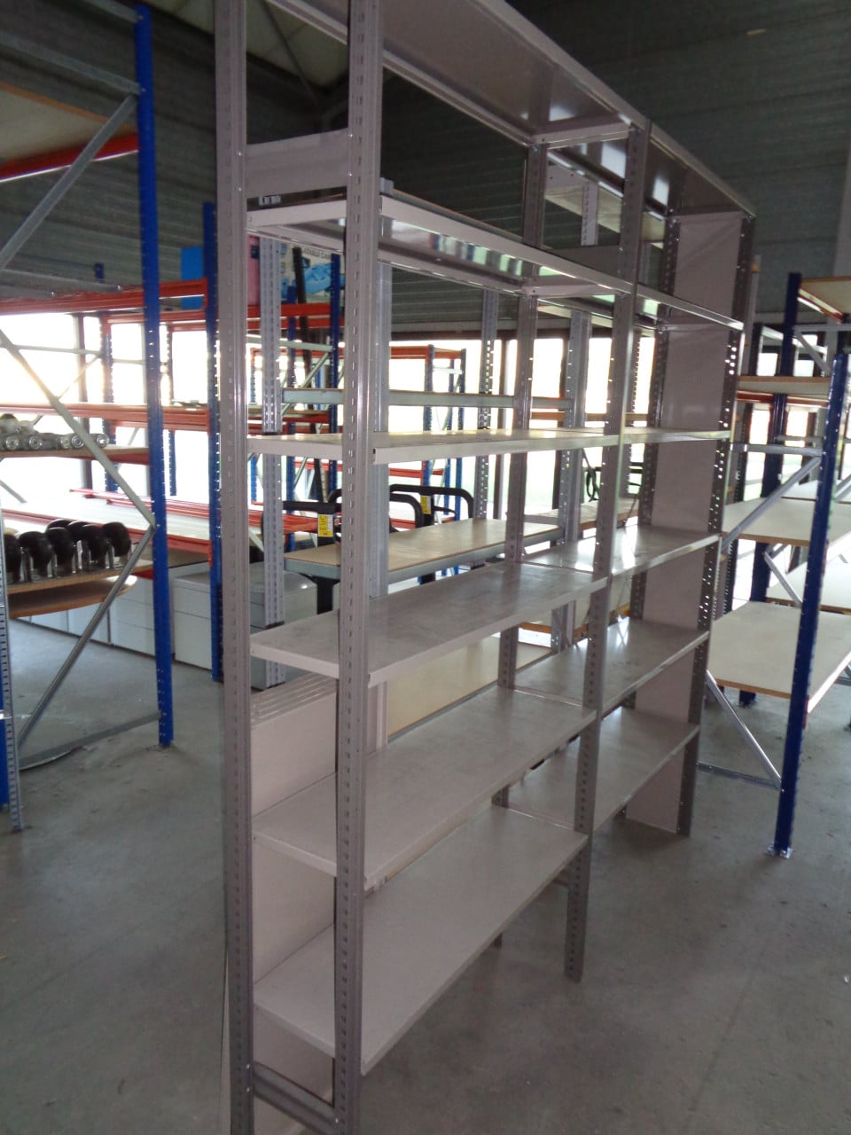 Gebruikte  metalen legbordstelling 30  cm diep.