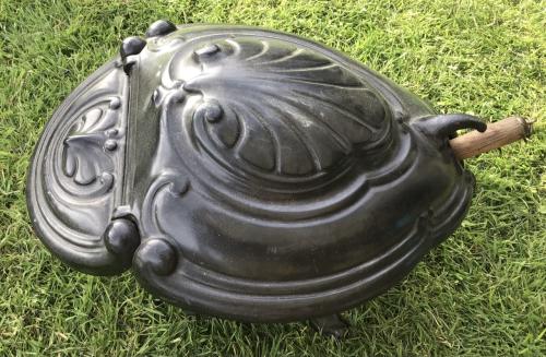 Vintage Art Nouveau gietijzeren kolenbak met schep schildpadmodel