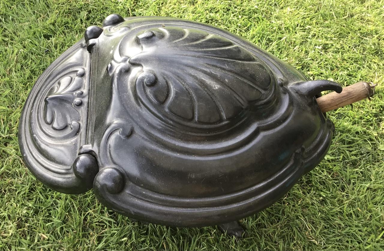 Vintage Art Nouveau gietijzeren kolenbak met schep schildpadmodel
