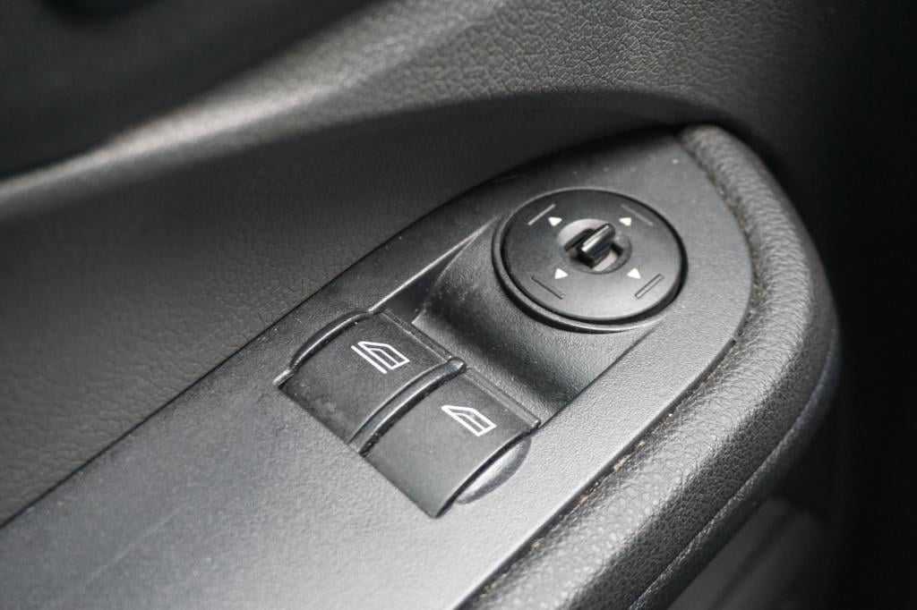 Ford C-max focus 1.6-16v trend airco / elektr. ramen / cruise / parkeersens