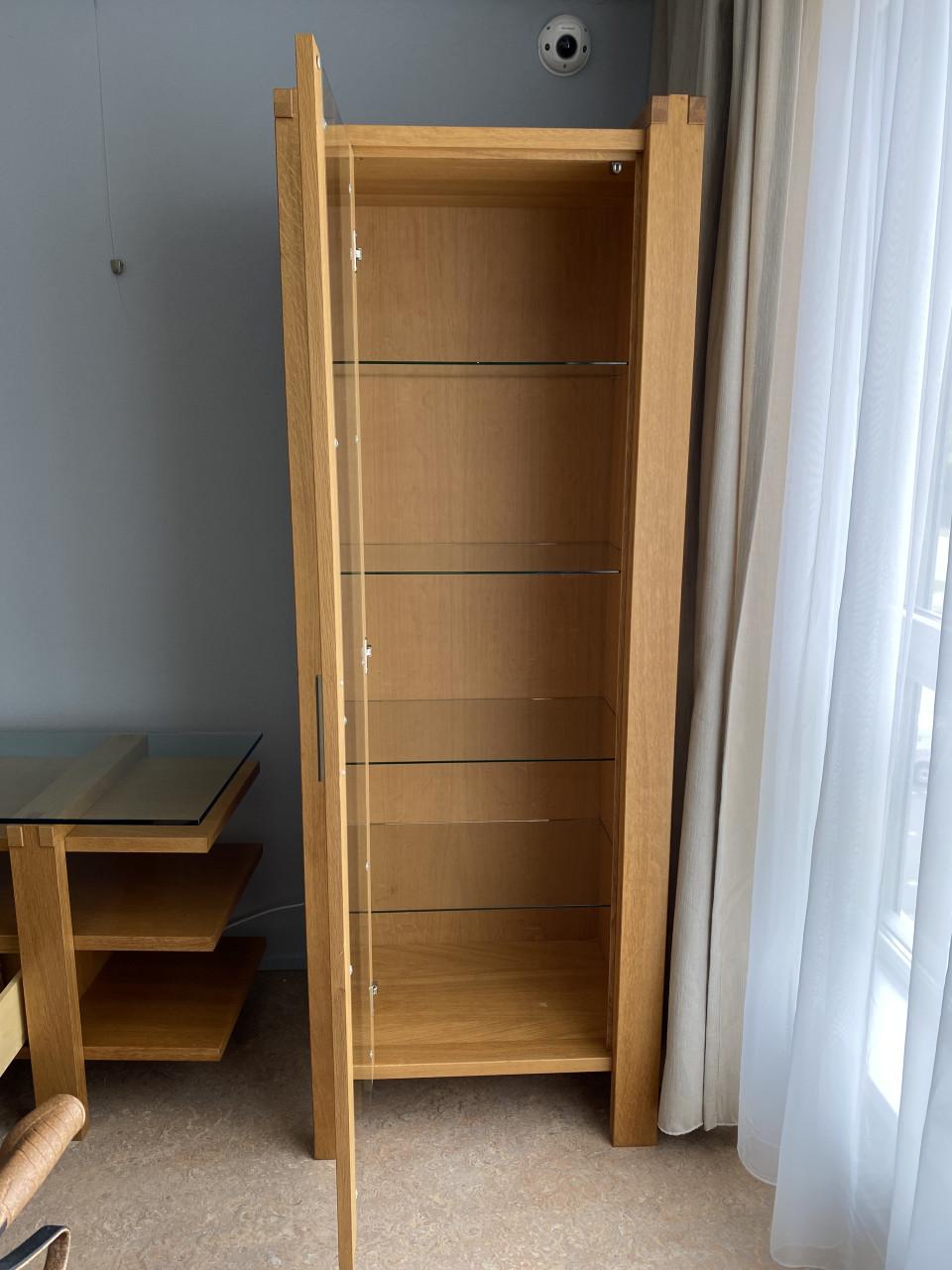 Moderne licht eiken tv meubel en vitrine kast