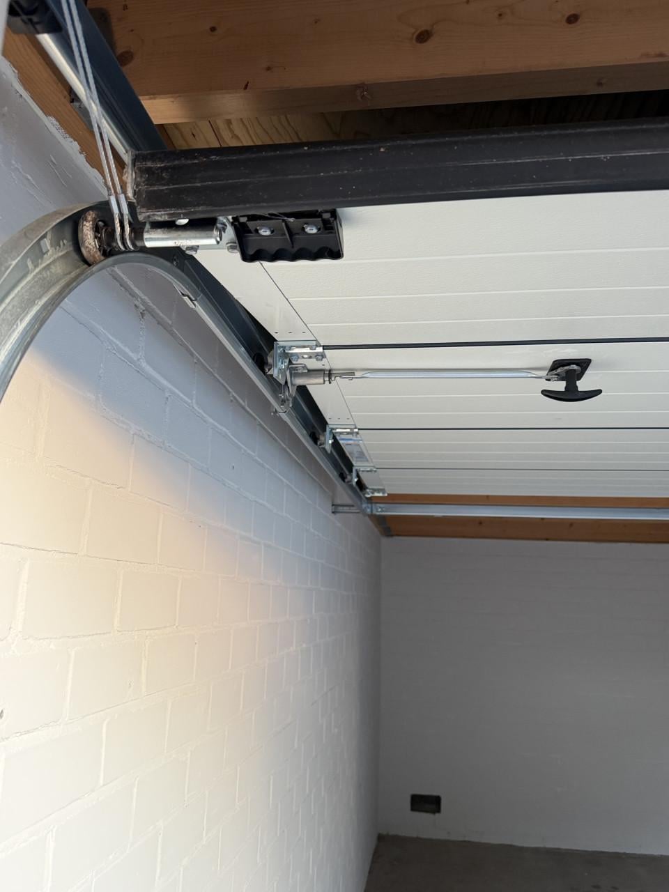 Te koop garagebox met nieuwe roldeur in Goes