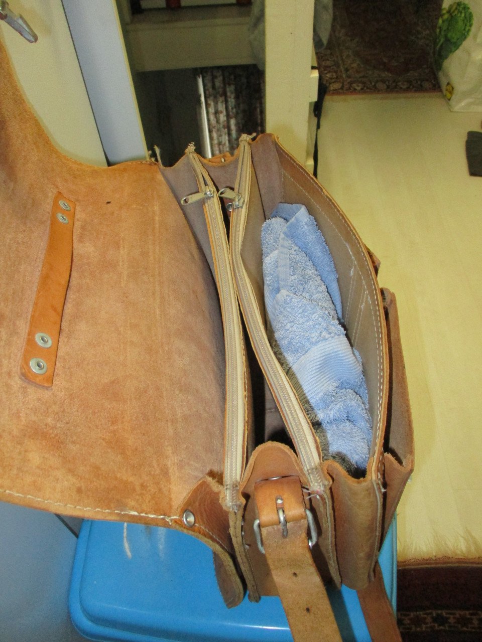 Te koop prachtige lederen schooltas met schouderband