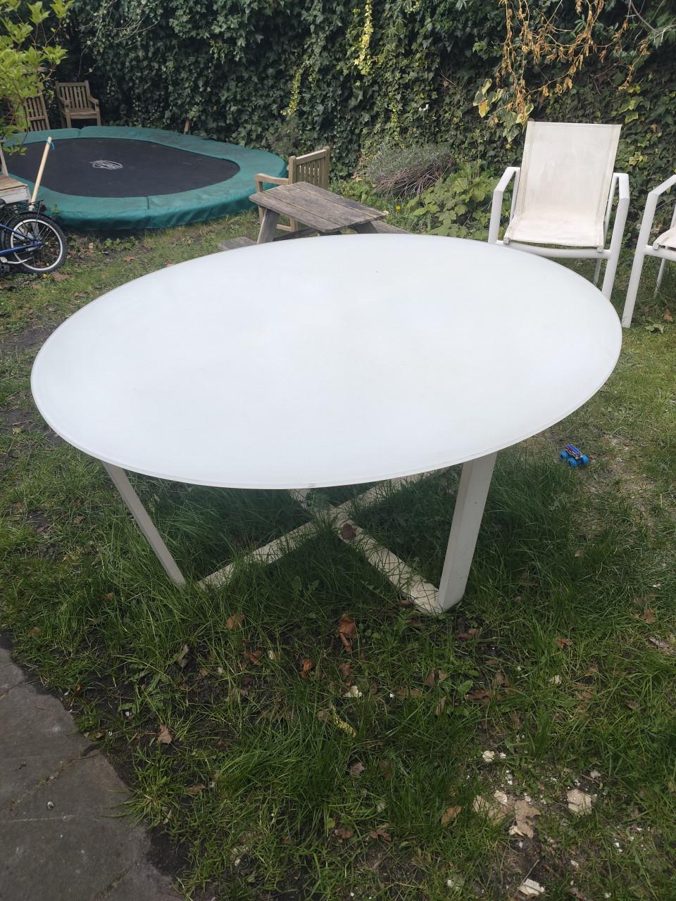 Ronde tafel en 4 stoelen  buiten terras