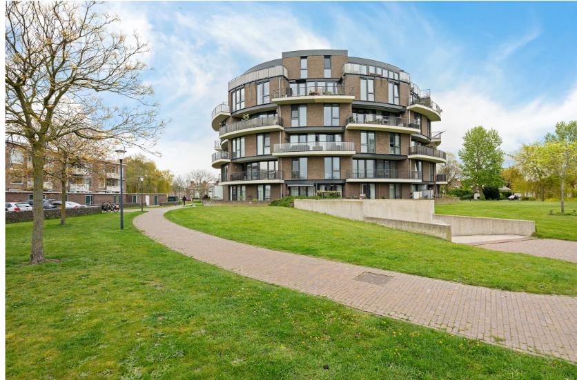Een luxueus instap klaar appartement op de 2e woonlaag met een groot balkon