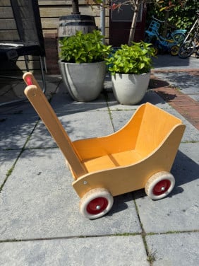 Houten speelgoed  poppenwagen