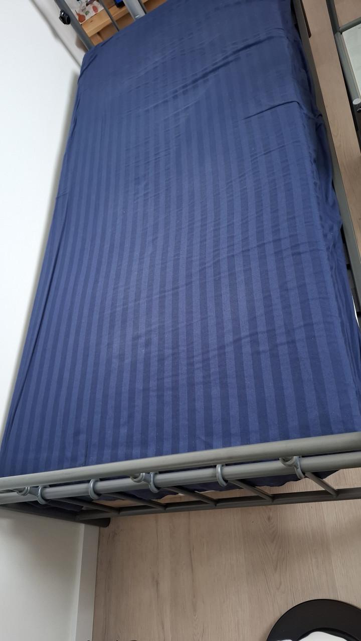 Één persoons ledikant met matras en lattenbodem. Amper gebruikt.